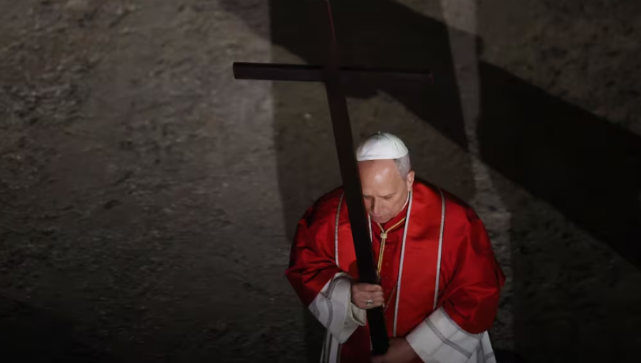 León XIV preside su primer Vía Crucis con llamado contra la guerra