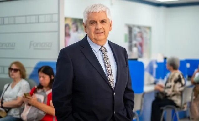 César Oyarzo Mansilla asumió formalmente como nuevo director del Fondo Nacional de Salud