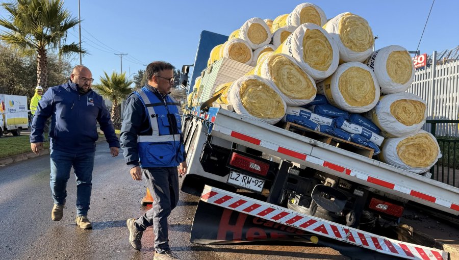 Camión con carga hunde pavimento debilitado por rotura de matriz en arteria de Concón