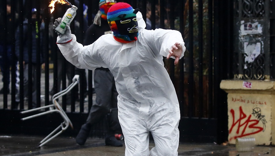 Gobierno ingresa proyecto contra violencia escolar: revisión de mochilas y fin a capuchas