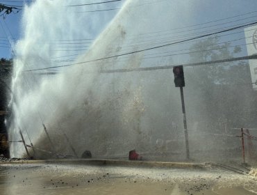 Rotura de matriz provoca colapso vial y daños a microbús en sector Belloto de Quilpué