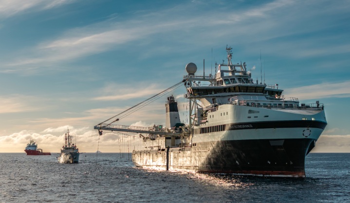 Choque en la Antártica desata la “Guerra del Kril”: activistas embisten buque noruego y tensionan rol de la Armada