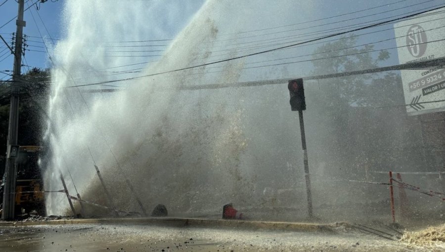 Rotura de matriz provoca colapso vial y daños a microbús en sector Belloto de Quilpué
