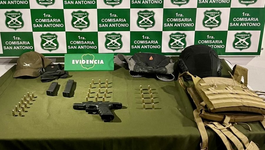 Detienen a dos personas tras denuncia de disparos y hallan arma, municiones y chaleco antibalas en toma de San Antonio