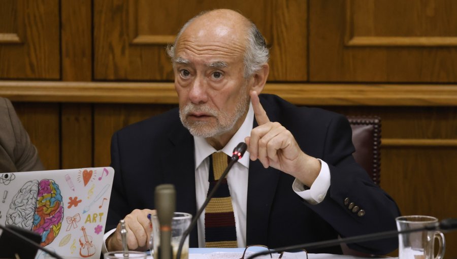 Senador Flores critica la salida de Consuelo Peña de la PDI y afirma que "el foco debería ser Steinert y no Cerna"