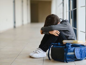 Presentan proyecto que busca sancionar a apoderados que ignoren bullying de sus hijos: multas podrían alcanzar los $3,5 millones