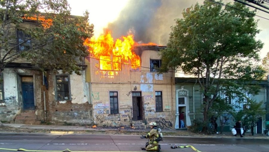 Incendio afecta al menos a dos inmuebles de dos pisos en el cerro Playa Ancha de Valparaíso