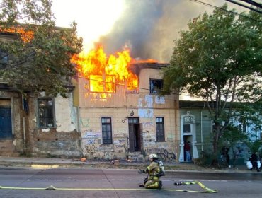 Incendio afecta al menos a dos inmuebles de dos pisos en el cerro Playa Ancha de Valparaíso