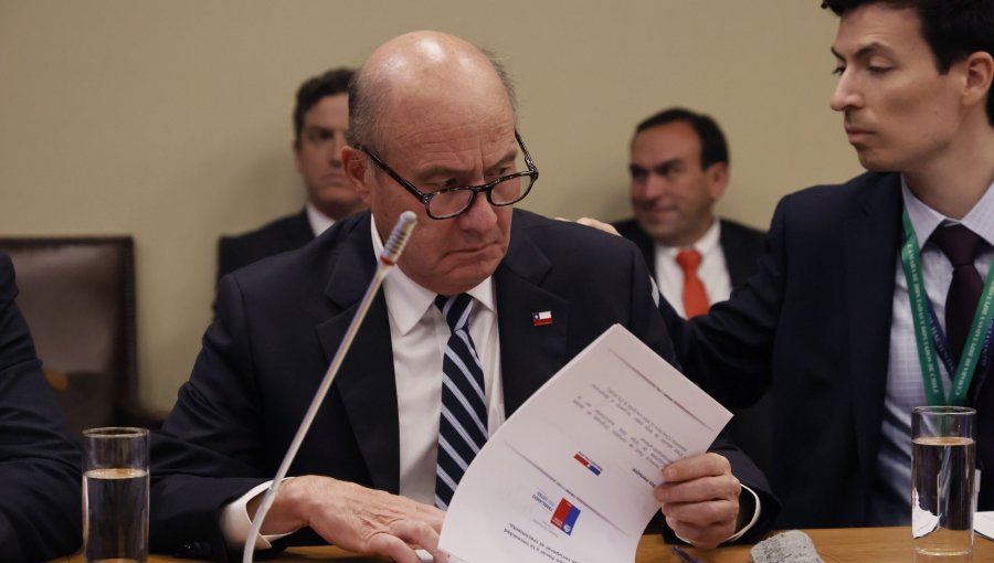 Ministro de Hacienda advierte compleja herencia fiscal y critica metas del Gobierno de Boric: "Las más deficitarias de la historia"