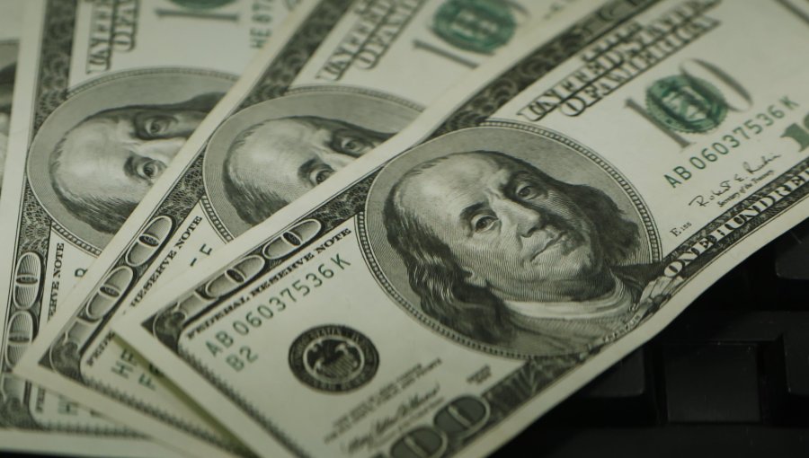 Dólar se desploma casi $30 en histórica apertura y marca su mayor caída desde 2023