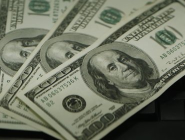 Dólar se desploma casi $30 en histórica apertura y marca su mayor caída desde 2023
