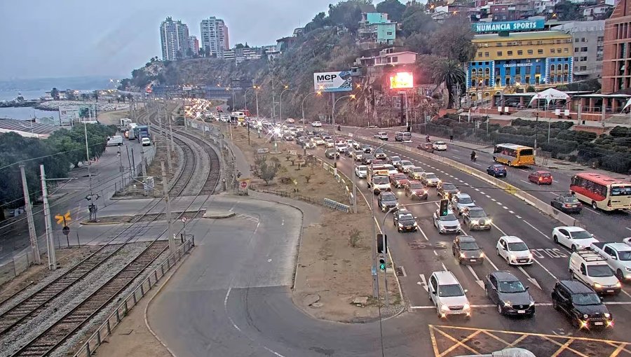 Colisión múltiple en la Av. España provocó colapso vial entre Viña del Mar y Valparaíso