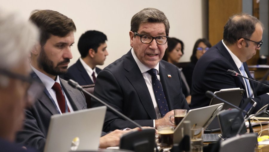 Biministro Mas profundiza críticas a Codelco y alerta que "está teniendo serios problemas de producción"