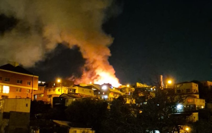 Incendio afectó a una vivienda de dos pisos en el cerro Barón de Valparaíso: emergencia fue controlada