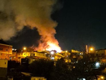 Incendio afectó a una vivienda de dos pisos en el cerro Barón de Valparaíso: emergencia fue controlada