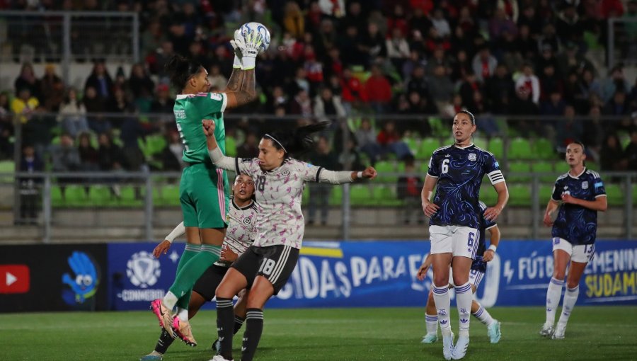 La Roja femenina cayó en Valparaíso ante Argentina y se enredó en su camino para clasificar al Mundial