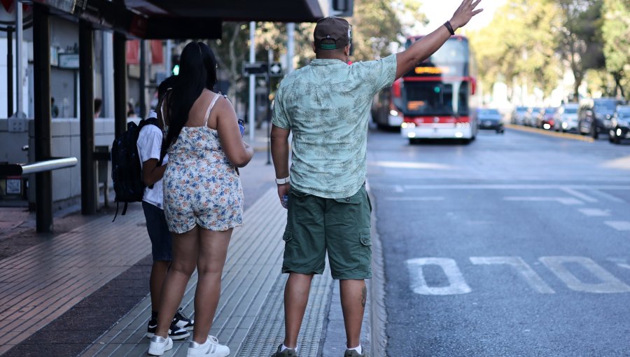 Ministro De Grange niega cambios en buses de Santiago y denuncia “campaña de desinformación”