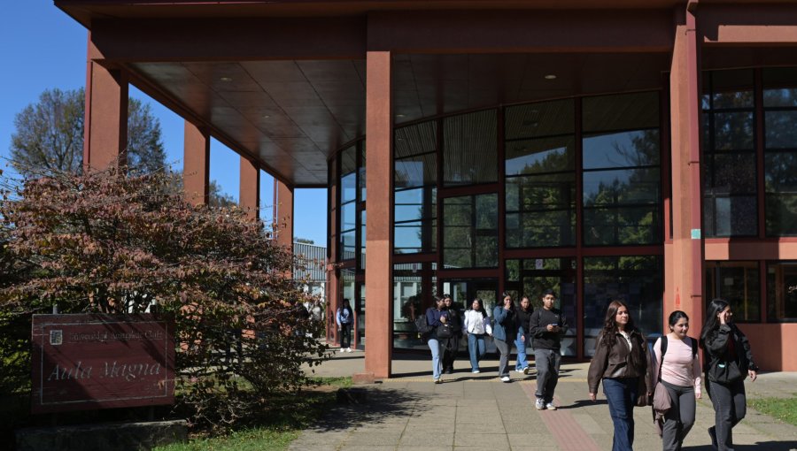 Rector de la U. Austral por agresión a ministra: "Falló estrategia de agotar el diálogo para resolver un conflicto tan irracional como éste"