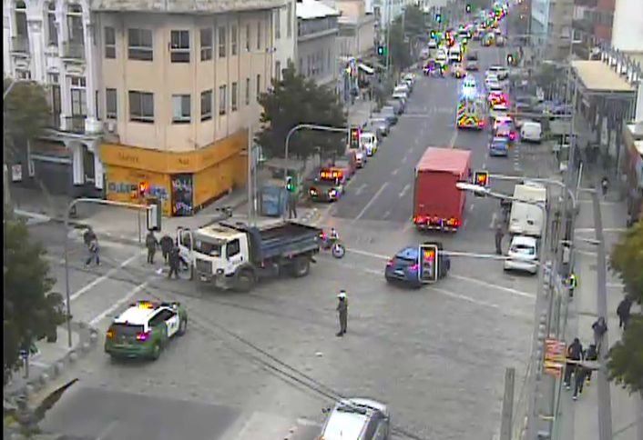 Un lesionado dejó colisión entre una moto y un camión recolector en el plan de Valparaíso