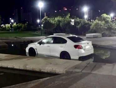 Misterio en Reñaca: hallan auto sin ocupantes al interior de pileta del Parque La Foresta