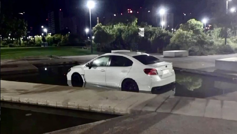 Misterio en Reñaca: hallan auto sin ocupantes al interior de pileta del Parque La Foresta
