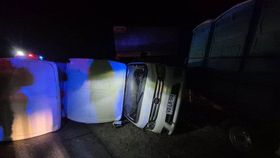 Dos personas resultaron lesionadas tras volcamiento de vehículo que transportaba baños químicos en Casablanca