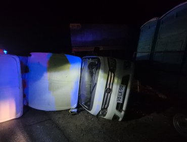 Dos personas resultaron lesionadas tras volcamiento de vehículo que transportaba baños químicos en Casablanca