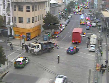 Un lesionado dejó colisión entre una moto y un camión recolector en el plan de Valparaíso