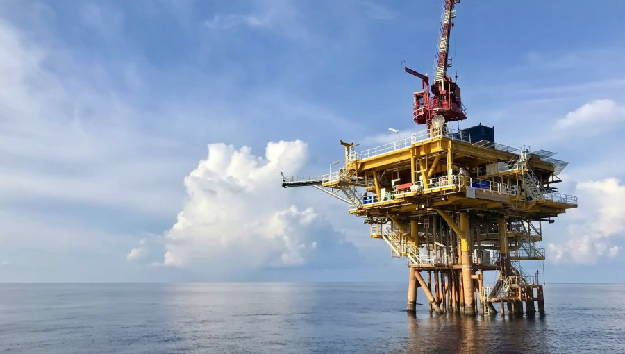 Petróleo supera barrera de los 100 dólares tras fallidas negociaciones entre EE.UU. e Irán