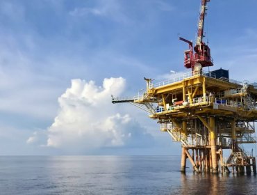 Petróleo supera barrera de los 100 dólares tras fallidas negociaciones entre EE.UU. e Irán