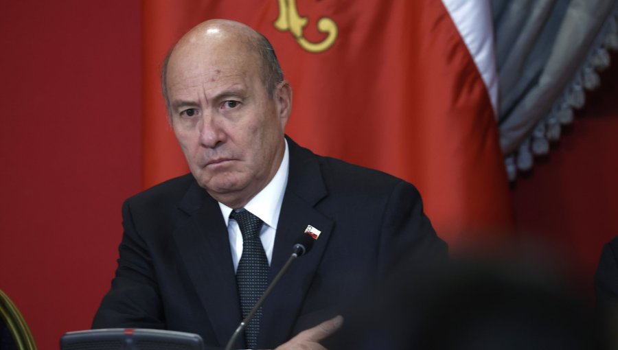 Ministro de Hacienda defiende rebaja del impuesto corporativo y pide "no hacer la típica caricatura"