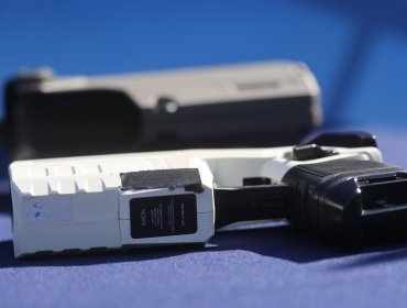 Plan piloto dotará a Carabineros con pistolas taser para operativos de riesgo tras inversión de $250 millones