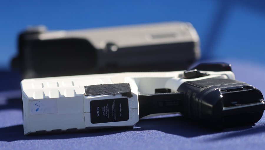 Plan piloto dotará a Carabineros con pistolas taser para operativos de riesgo tras inversión de $250 millones