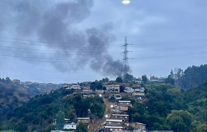 Incendio estructural consumió casa-habitación en la Villa Independencia de Viña del Mar