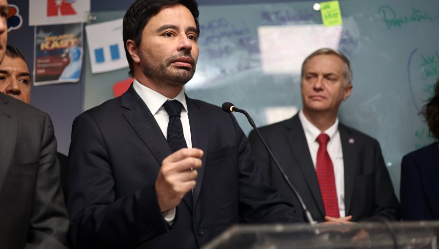 Editorial: “Se nos cae todo el relato”: Ni Rodolfo Carter defiende las desprolijidades de La Moneda