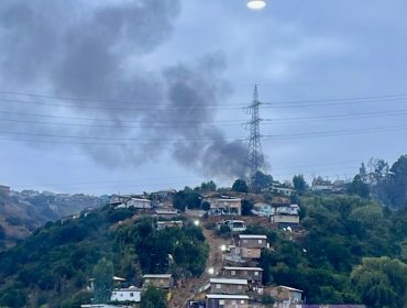 Incendio estructural consumió casa-habitación en la Villa Independencia de Viña del Mar