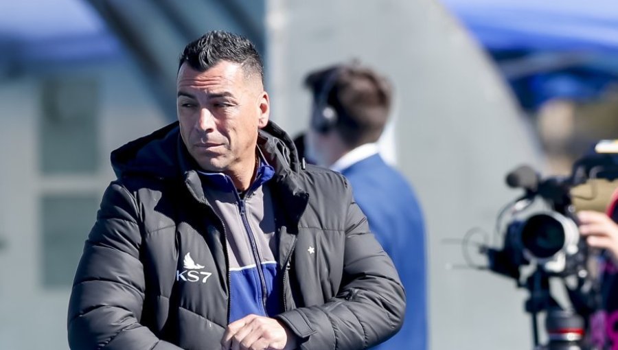 Esteban Paredes exhibió licencia que lo habilita para dirigir a S. Morning: "Para que no sigan hablando estupideces"