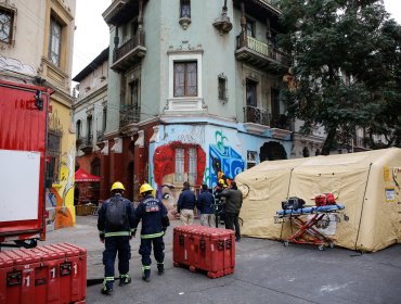 Encuentran un cuerpo durante labores de búsqueda en casona incendiada en el centro de Santiago