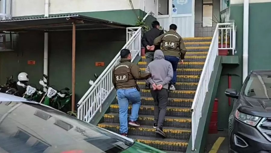 En prisión preventiva y arresto domiciliario total quedaron estudiantes que se fotografiaron con escopeta artesanal en liceo de Talcahuano