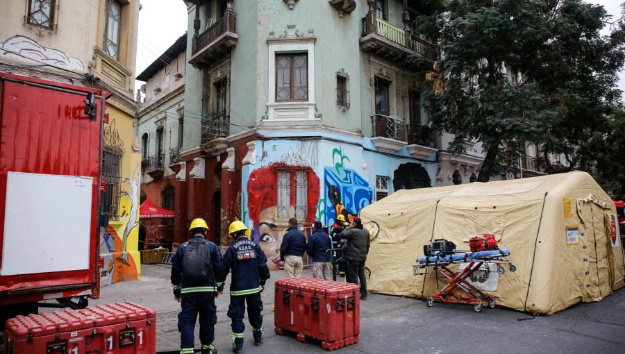 Encuentran un cuerpo durante labores de búsqueda en casona incendiada en el centro de Santiago