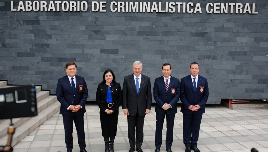 Presidente Kast destaca el fortalecimiento de las capacidades investigativas de la PDI durante visita al Laboratorio de Criminalística Central