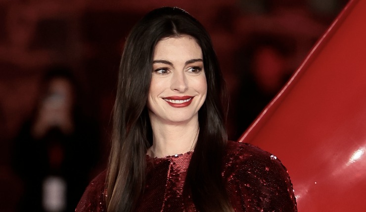 Anne Hathaway hace referencia a la dictadura en Chile en medio de la promoción de la película “El diablo viste a la moda 2”