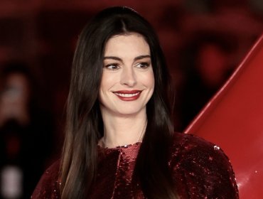 Anne Hathaway hace referencia a la dictadura en Chile en medio de la promoción de la película “El diablo viste a la moda 2”
