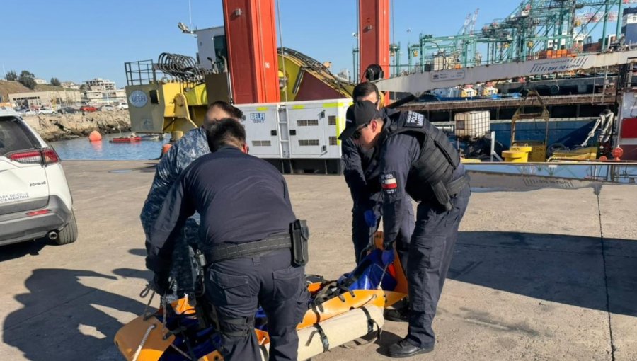 Cuerpo sin vida de una persona fue hallado flotando en sector portuario de San Antonio