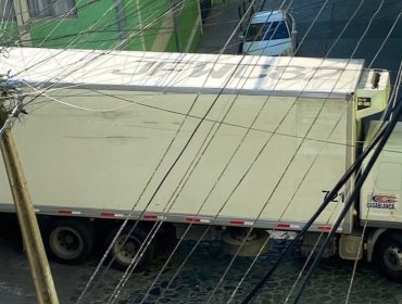 Camión queda atrapado y provoca corte de tránsito tras error de navegación en cerro de Valparaíso