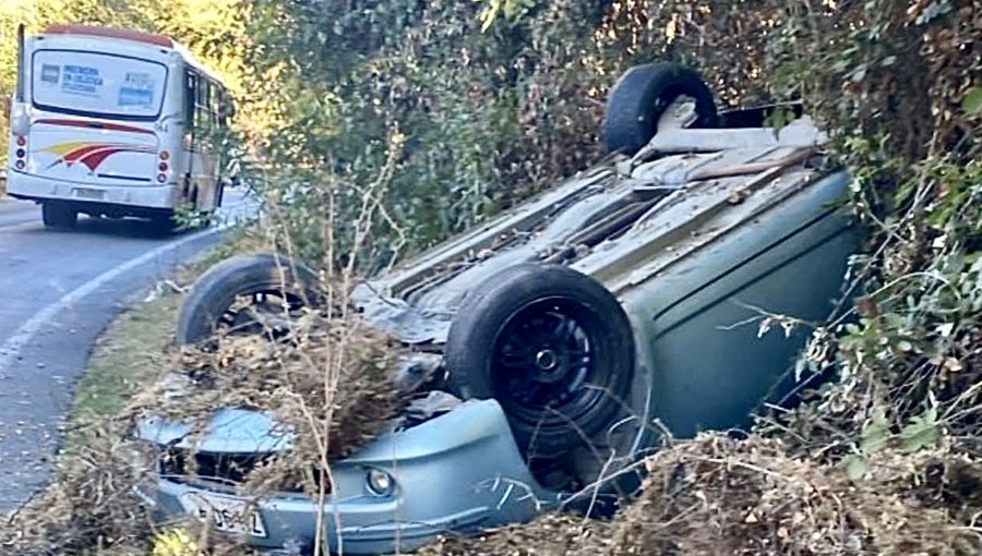 Impactante volcamiento vehicular en Limache: ocupantes del automóvil salieron ilesos