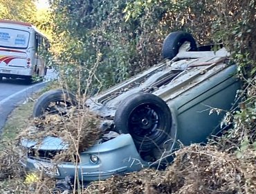 Impactante volcamiento vehicular en Limache: ocupantes del automóvil salieron ilesos