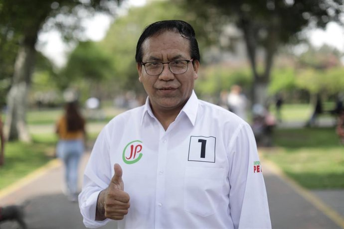 Izquierdista Sánchez sube al segundo lugar por solo 3.000 votos en elecciones de Perú