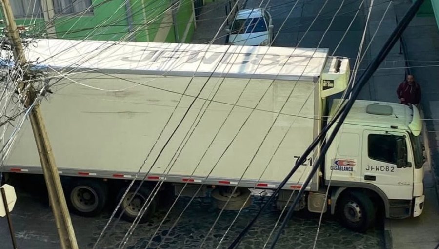 Camión queda atrapado y provoca corte de tránsito tras error de navegación en cerro de Valparaíso