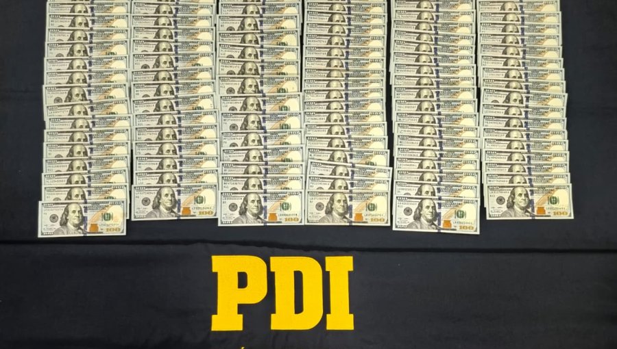 Ciudadana boliviana fue detenida tras ser sorprendida con US$129 mil adosados a su cuerpo en el Aeropuerto de Santiago